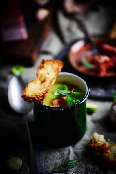 Zuppa di cavoletti di Bruxelles con bacon.dark foto — Foto Stock