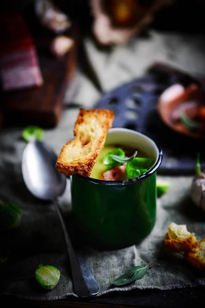 Rosenkohl-Suppe mit Speck. — Stockfoto