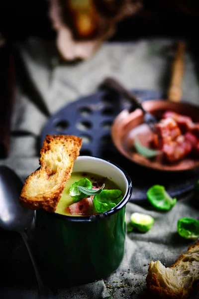 Rosenkohl-Suppe mit Speck. — Stockfoto