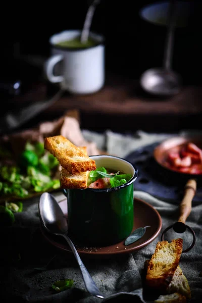 Zuppa di cavoletti di Bruxelles con bacon.dark foto — Foto Stock