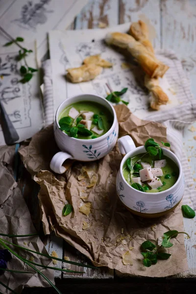 Soupe à la menthe, jambon et crème de pois — Photo