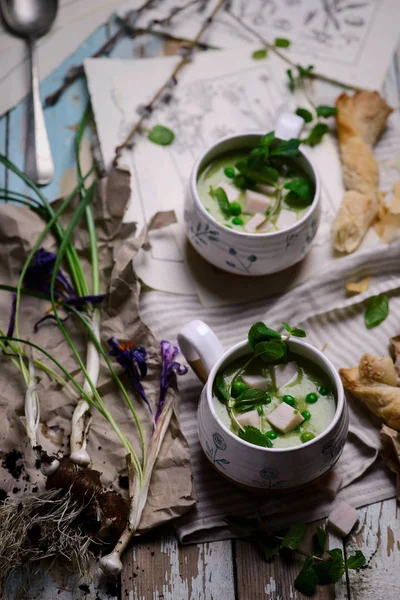鋳造、ハム、エンドウ豆のクリームスープ — ストック写真