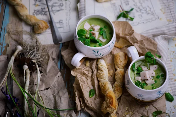 Sopa de crema de guisantes, jamón y menta — Foto de Stock