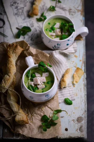 Minted, skinka och ärtgrädde soppa — Stockfoto