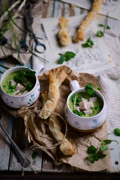 Minted, jambon ve bezelye krem çorbası — Stok fotoğraf