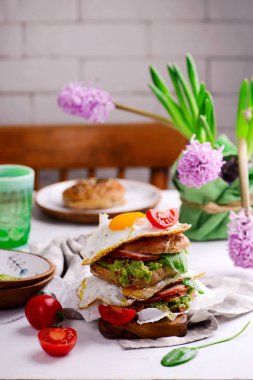 Jambon, kızarmış yumurta ve guacamole simit