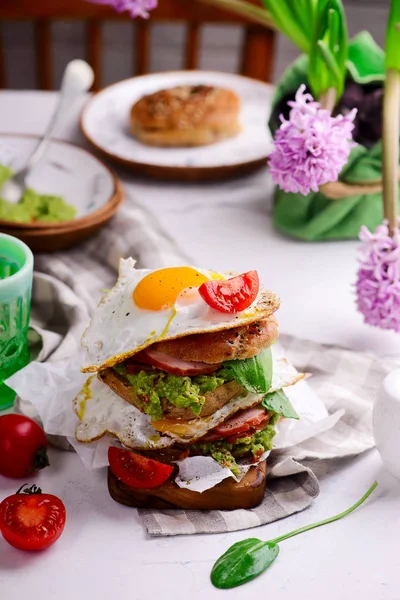 Bagels met ham, gebakken eieren en guacamole — Stockfoto