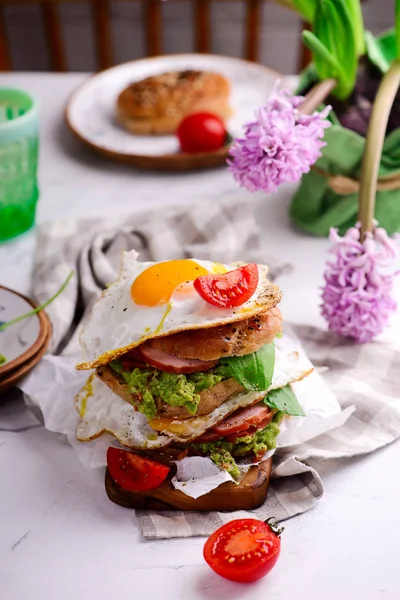 Bagels com presunto, ovos fritos e guacamole — Fotografia de Stock