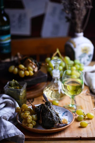 Quaglia in foglie d'uva con grapes.style vintage — Foto Stock