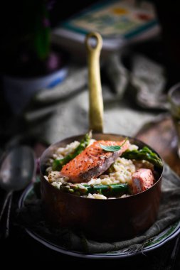 Risotto ile kuşkonmaz ve somon... rustik tarzı.