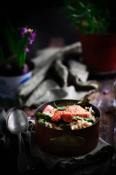 Risotto con espárragos y salmón.. estilo rústico . —  Fotos de Stock