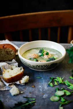Kremalı brokoli çorbası ile Somon dumplings.selective odak
