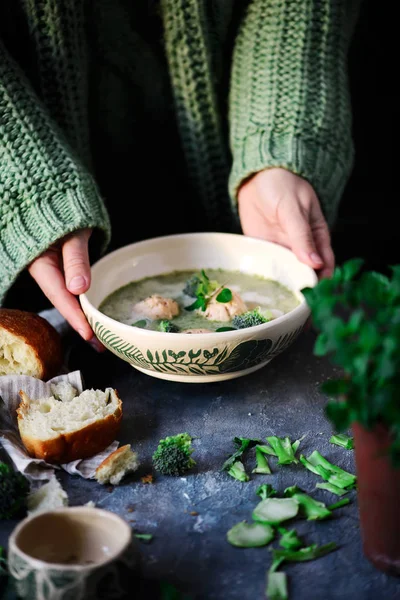 Broccoli zuppa di crema con gnocchi di salmone.focus selettivo — Foto Stock