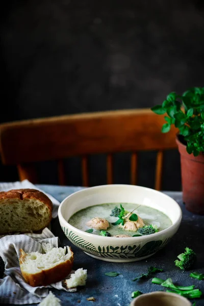 Broccoli grädde soppa med lax dumplings.selective fokus — Stockfoto