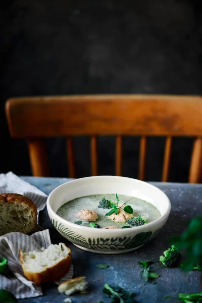 Sopa de creme de brócolis com bolinhos de salmão. Foco seletivo — Fotografia de Stock