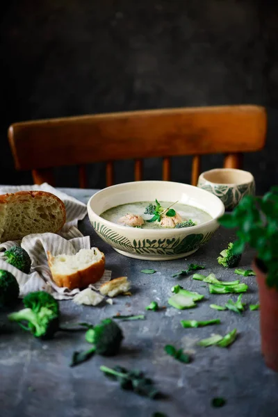 Суп со сливками брокколи с лососиными клецками. — стоковое фото