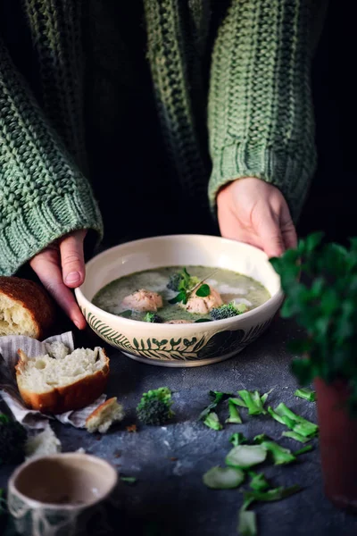 Broccoli crème soep met zalm dumplings.selective focus — Stockfoto