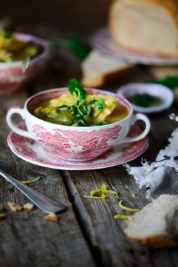 Yeşil sebzeler ve deniz basları ile çorba.