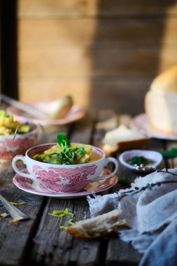 Yeşil sebzeler ve deniz basları ile çorba.