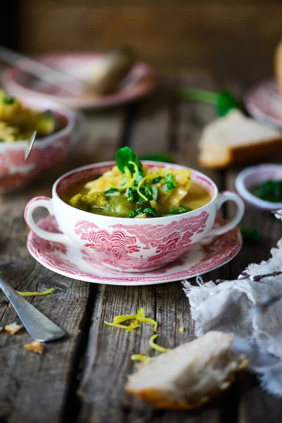 Soppa med gröna grönsaker och havs abborre. — Stockfoto