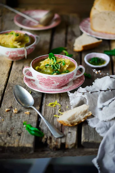 Sopa com legumes verdes e robalo . — Fotografia de Stock