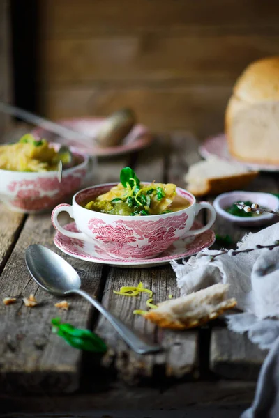 Soppa med gröna grönsaker och havs abborre. — Stockfoto