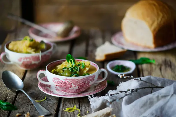 Zuppa con verdure verdi e branzino . — Foto Stock