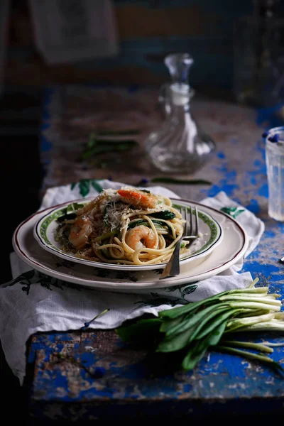 Spaghetti med vild vitlök och räkor. — Stockfoto