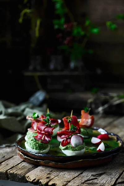 Söta ärter och avokado Deviled ägg. rustik stil. — Stockfoto
