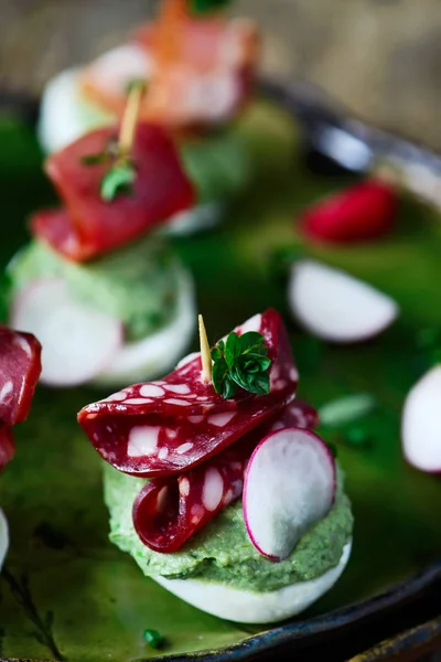 Tatlı bezelye ve avokado deviled yumurta.style rustik. — Stok fotoğraf