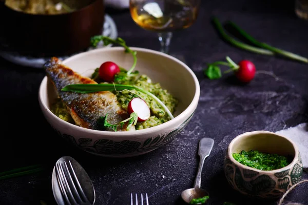 Risotto à l'ail sauvage et au loup de mer.style rustique . — Photo