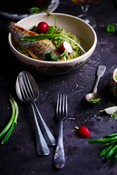 Risotto met wilde knoflook en zeebaars. stijl rustiek. — Stockfoto