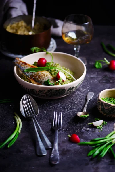 Risotto à l'ail sauvage et au loup de mer.style rustique . — Photo