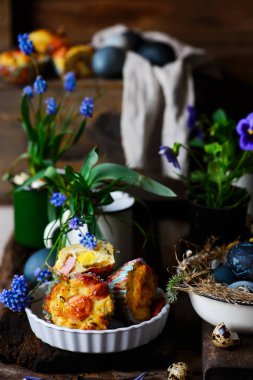 Yumurta ve sosis ile kahvaltı kekler.seçici odak