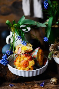 Yumurta ve sosis ile kahvaltı kekler.seçici odak