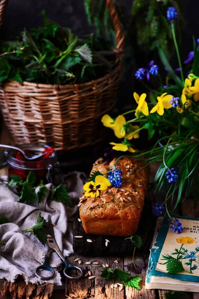 Pane integrale di grane di ortica selvatica con uova. Stile rustico . — Foto Stock