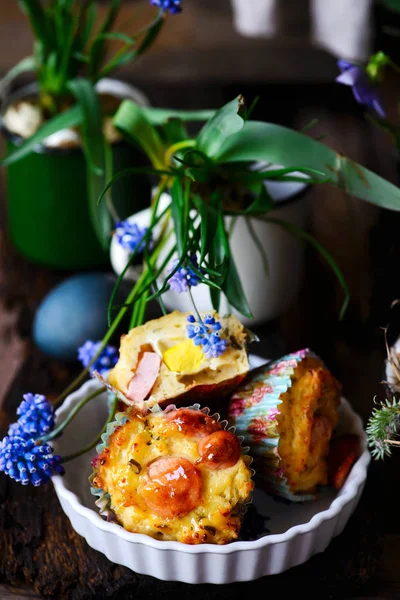 Muffin per la colazione con uova e salsiccie.Focus selettivo — Foto Stock