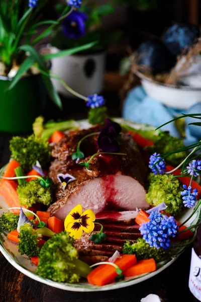 Kalkoenborst ham op de lente Pasen achtergrond. stijl rustiek. — Stockfoto