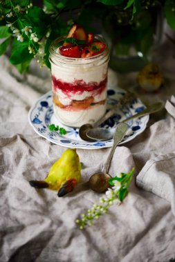 Süzme peynir ve elma tatlısı.