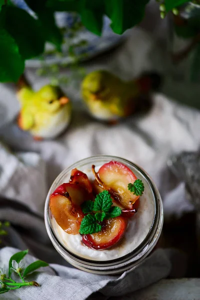 Keso och äpplen dessert. — Stockfoto