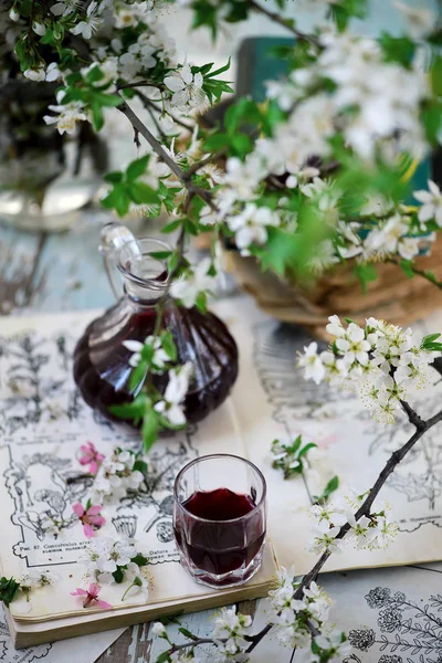 Cierniowy alkohol.. styl Vintage. Selektywna koncentracja — Zdjęcie stockowe