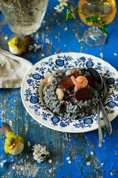 Black risotto with shrimp and chorizo...style rustic. — Stock Photo, Image