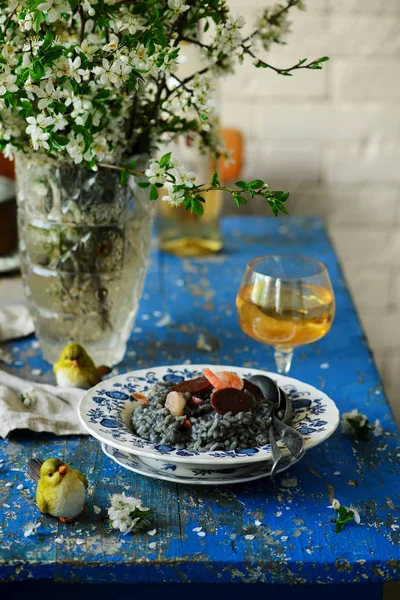 Risotto negro con camarones y chorizo... estilo rústico . —  Fotos de Stock