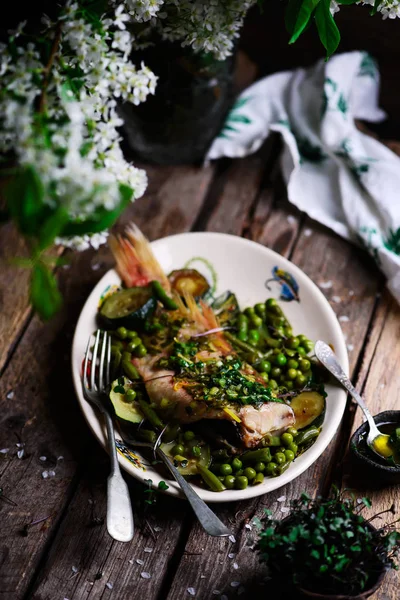 Guisado de robalo com verde Vegetables.style rústico — Fotografia de Stock