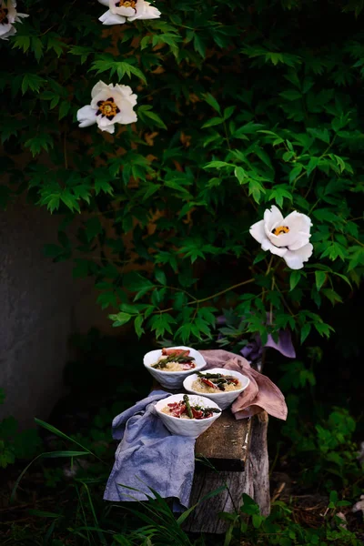 Risotto alla quinoa con asparagi.. stile rustico . — Foto Stock