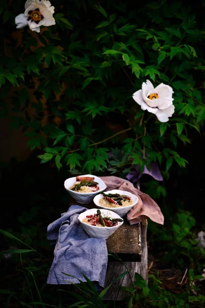 Risotto alla quinoa con asparagi.. stile rustico . — Foto Stock
