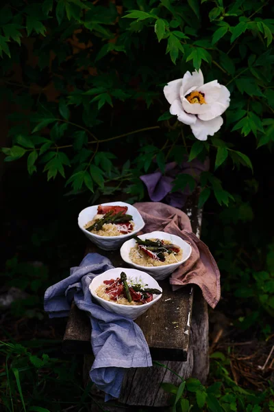 Risotto de quinua con espárragos.. estilo rústico . — Foto de Stock