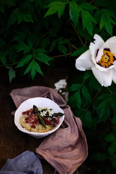 Risotto de quinua con espárragos.. estilo rústico . — Foto de Stock