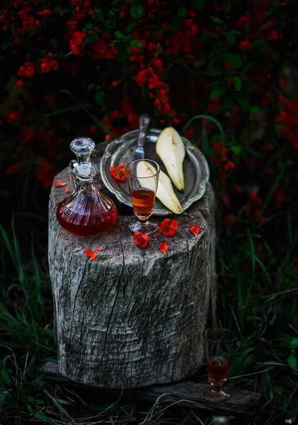 Pera de arándano rojo liqueur.style vintage. enfoque selectivo — Foto de Stock