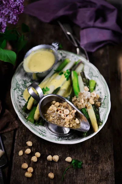 Witte en groene asperges met twee sauzen — Stockfoto